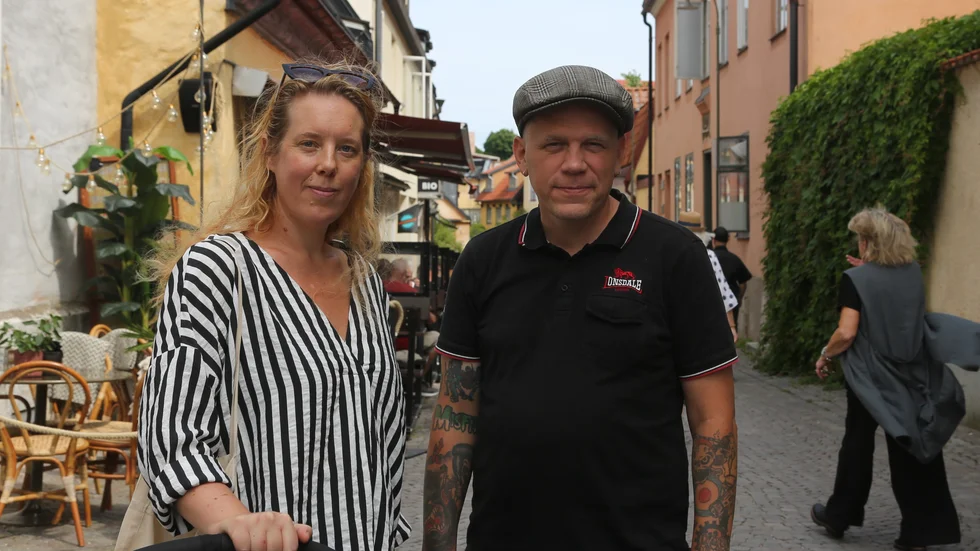 Maria Ekbring, 39, och Jonny Nylund, 48, från Alstermo tycker att många är dåliga på att följa restriktionerna. "På färjan var det jättesvårt att hålla rätt avstånd" säger Maria.