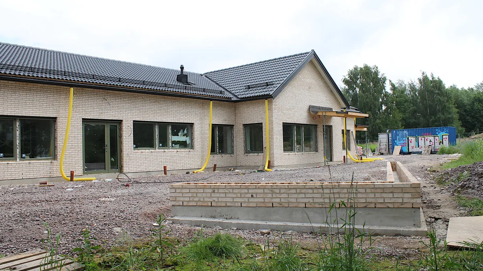 På baksidan kommer den stora gemensamma uteplatsen att byggas, vilken kantas med den låga muren i samma tegel som fasaden.