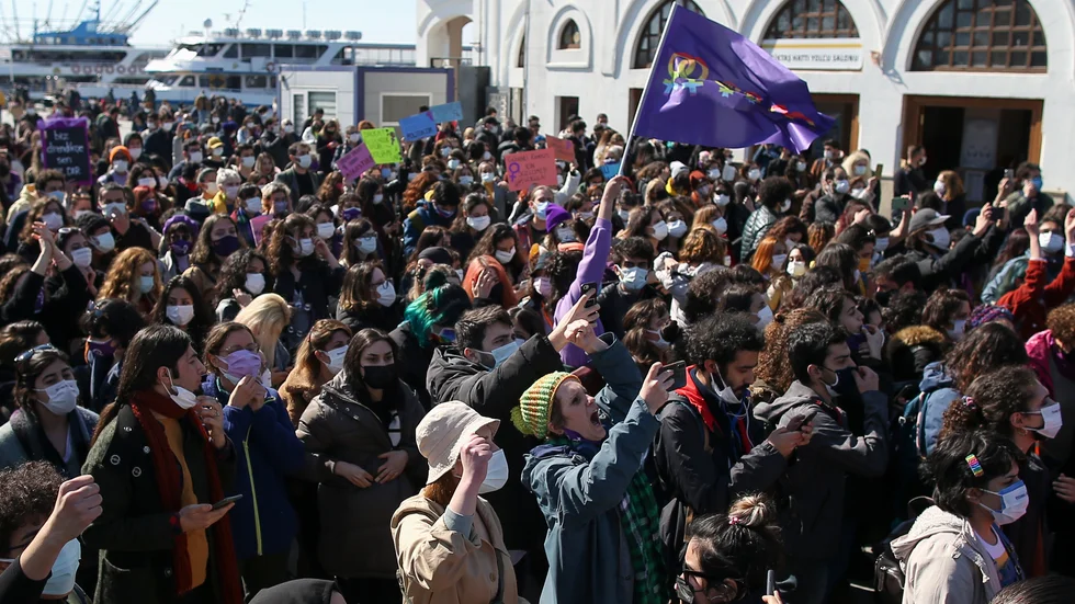 Demonstranter under protester i Istanbul i mars i år mot den turkiska regeringens beslut att lämna Istanbulkonvention om våld mot kvinnor.