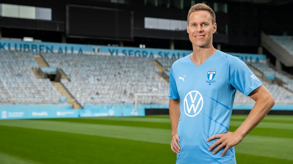 Niklas Moisander i MFF-tröjan.
