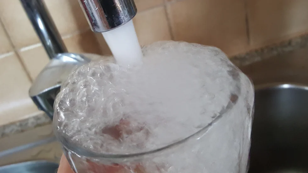Än så länge finns inga planer på att införa bevattningsförbud, men kommuninvånarna uppmanas ändå att spara på dricksvattnet.