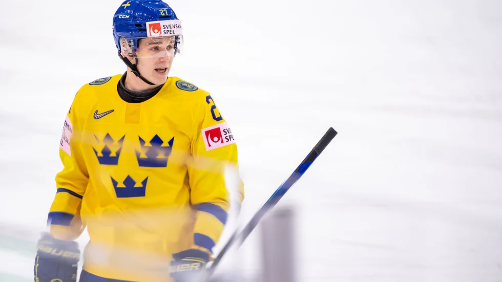 Nils Lundkvist gjorde en poäng i sin VM-debut när Sverige föll mot Danmark.