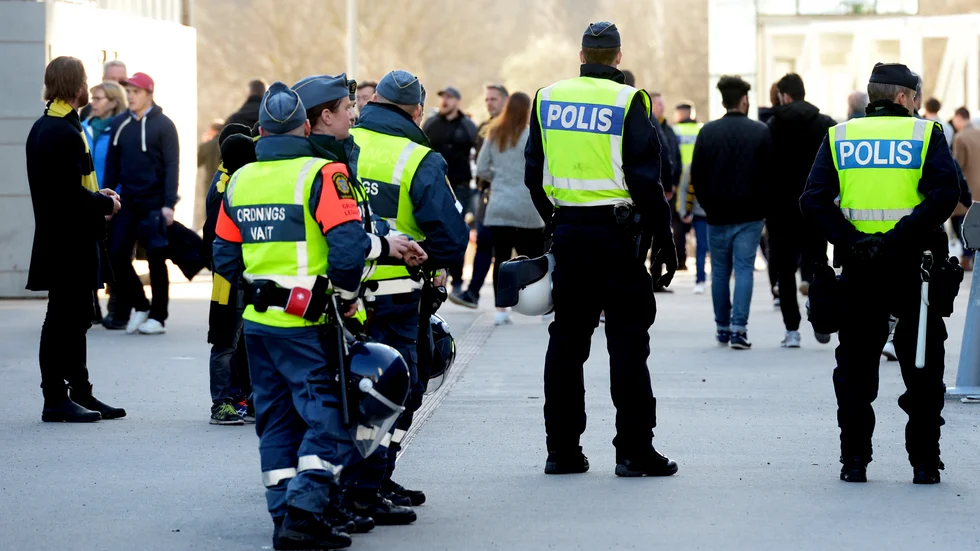 Polis och ordningsvakter vid Friends Arena i Stockholm. Arkivbild.