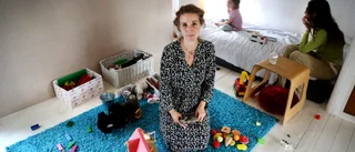 Mamma med fyra barn söker förgäves efter bostad: "Pinsamt behöva kajka runt"