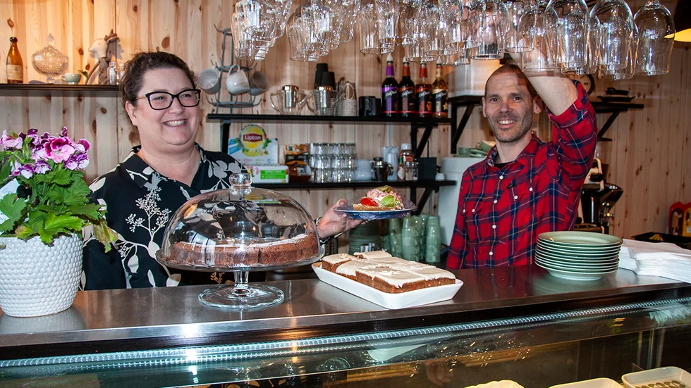 Frida och Mikael Larsson välkomnar till Bistro Larsson på Walloxen i Knivsta. 