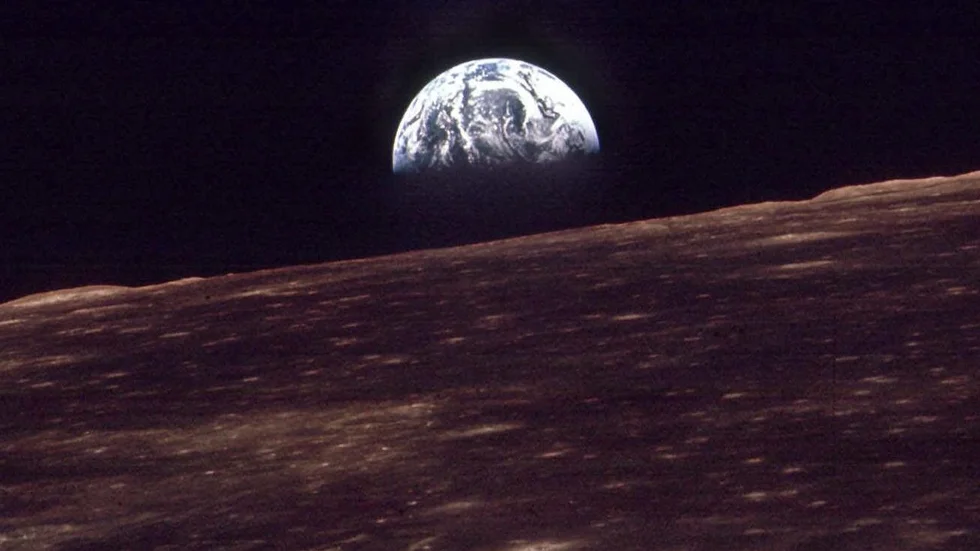 Jorduppgång över månens horisont, såsom den observerades på julafton 1968 från Apollo 8.