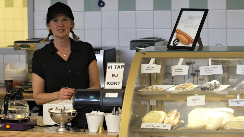 Kafébiträdet Maria Mälarström berättar att det är mindre att göra.