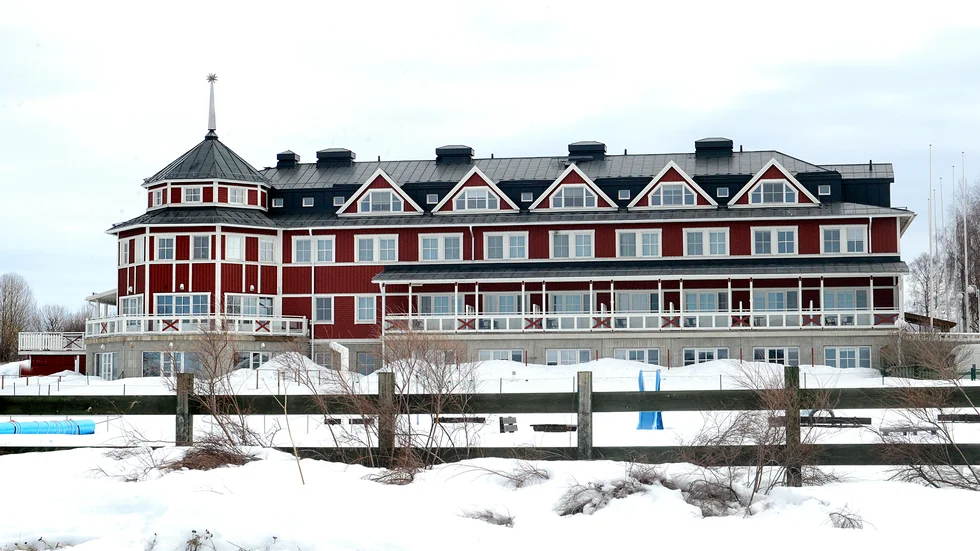 Turistföretagaren Johan Väsäinen bekräftar att det är han och hans hustru Sara Väsäinen, Explore the north, som har omnämnts kring hotellet i Överkalix. 