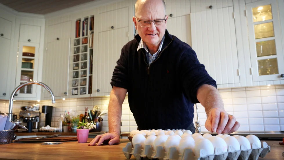 Magnus Bolin äter mellan fem och sju ägg om dagen och har infört extra åtgärder för att minska risken för smittspridning. Vinterns utbrott av fågelinfluensa är det värsta någonsin i Sverige.