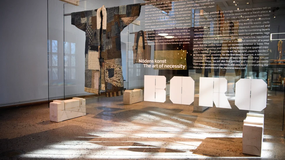 Östasiatiska museet öppnar igen i slutet av mars efter att ha varit stängt i månader. På plats finns den nya utställningen "Boro – nödens konst" som handlar om japansk textil, mode och historia.
