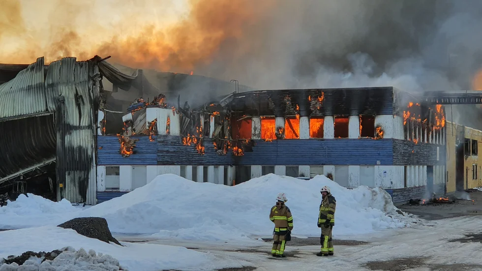 Storbrand rasar i Morjärv.