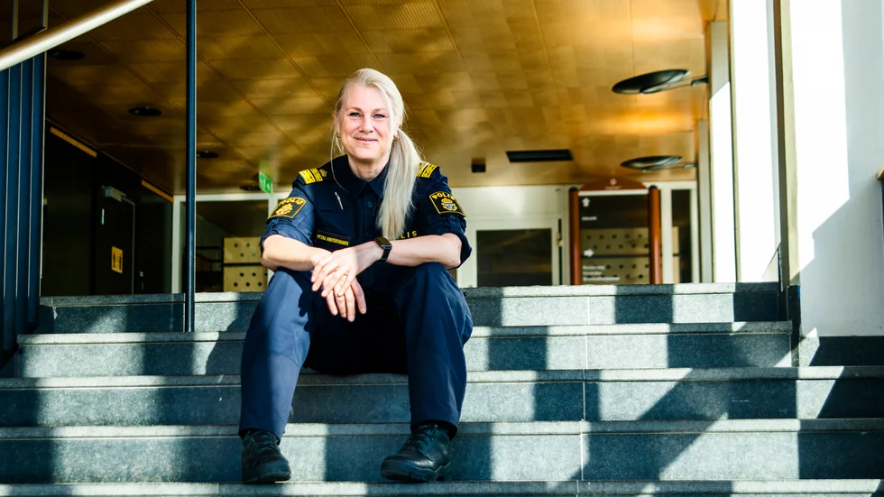 Lokalpolisområdeschef Petra Hinterthaner i entrén till polishuset. Efter vår intervju väntar nästa möte, en intervju som hör till en rekrytering hon jobbar med för tillfället. 