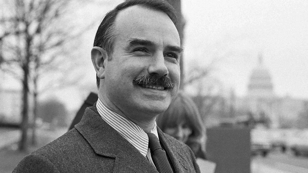 G Gordon Liddy utanför en domstol i Washington 1973, där rättegången om Watergate-inbrottet pågick.