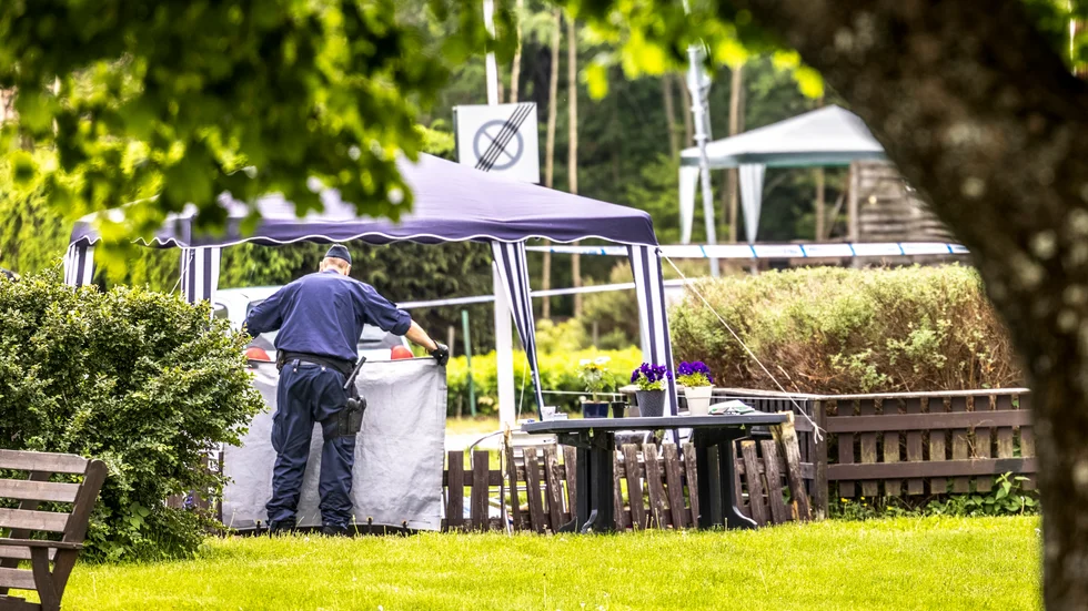 En kvinna i 65-årsåldern dödades på tisdagen i en knivattack på en uteplats i Karlstads kommun. En man, som bor i samma område, har gripits för mord.