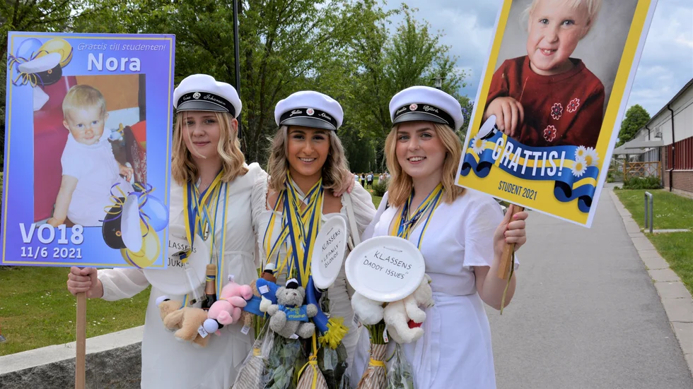 Nora Johansson, Julia Akcan och Emelie Björk tog examen från vård- och omsorgsprogrammet på Kungshöga. Nora börjar i hemtjänsten på måndag, Julia jobbar redan på McDonald's och Emelie har ett vikariat innan hon åker till USA för att läsa engelska.