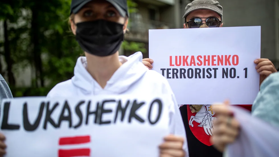 Demonstranter i Litauen protesterar mot regimen i Belarus. Nu utökar EU sina sanktioner mot de styrande i Minsk. Arkivfoto.