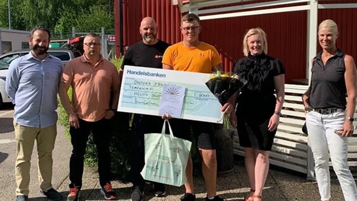 Melwin Blom fick en prischeck på 5000 kronor. Från vänster i bild Elias Yauvuz, Företagarna Sigtuna, Peter Fors, vd FME, Andreas Hedin, YG Uppsala, Melwin Blom, Besse Blad Savonen, tf rektor YG Uppsala och Pernilla Olsen, Företagarna.