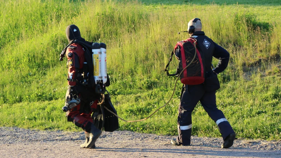 Dykarna anländer till Storvadsbadet, efter ett larm om en förvunnen man.
