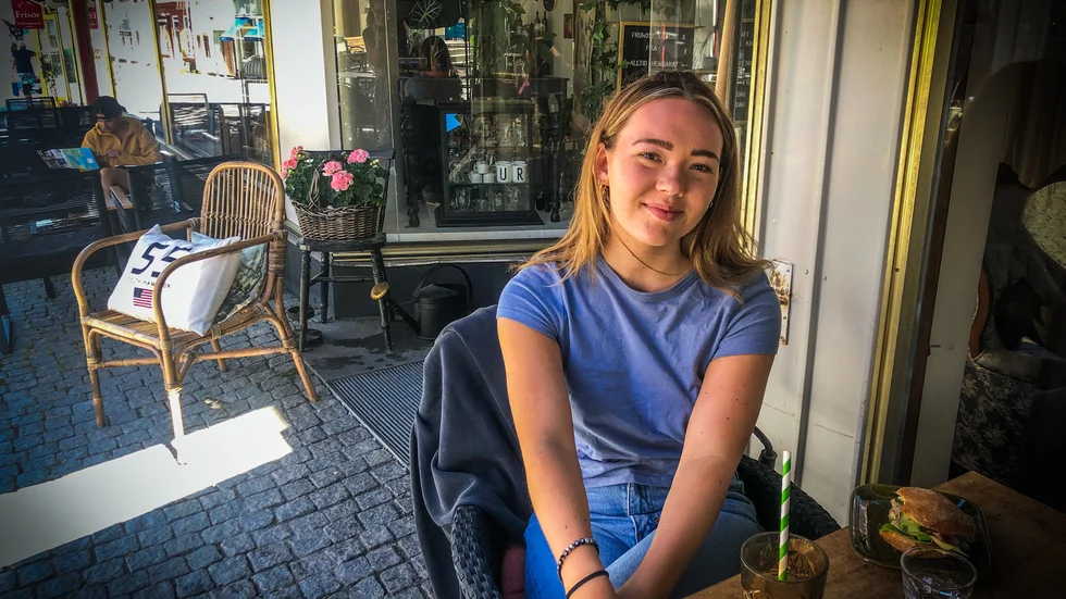 Smilla är nöjd med alla sina skolår och känner sig nu taggad över att se vad livet har att erbjuda. 