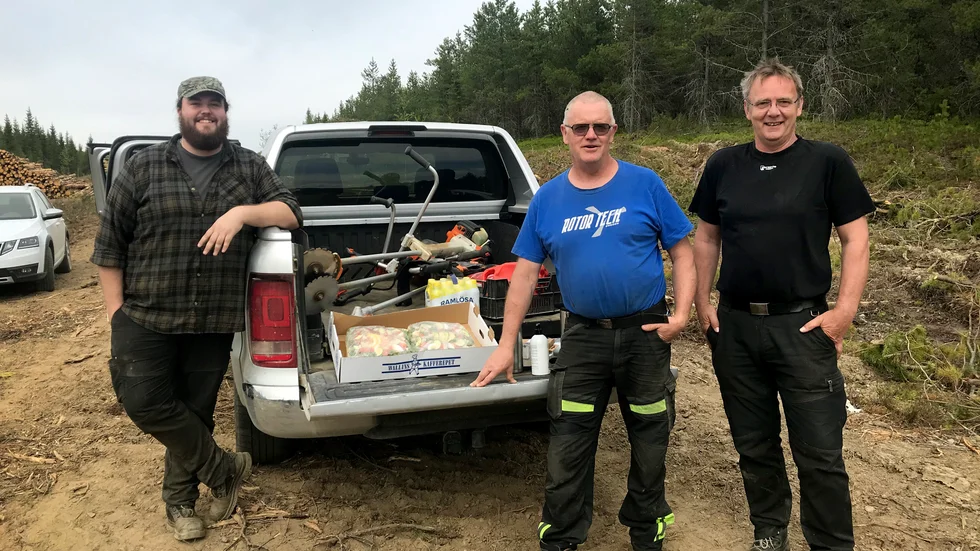 Skogsmaskinföraren Henrik Öhlund, Gunnar Wikberg, ägare av Skogsentreprenad AB och skogsmaskinföraren Olov Johansson var nöjda över att de ligger i topp. Saknas på bild gör Staffan Johansson.