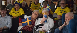 Fotbollsfest på äldreboendet – Gun, 91: "Håller givetvis på Sverige"