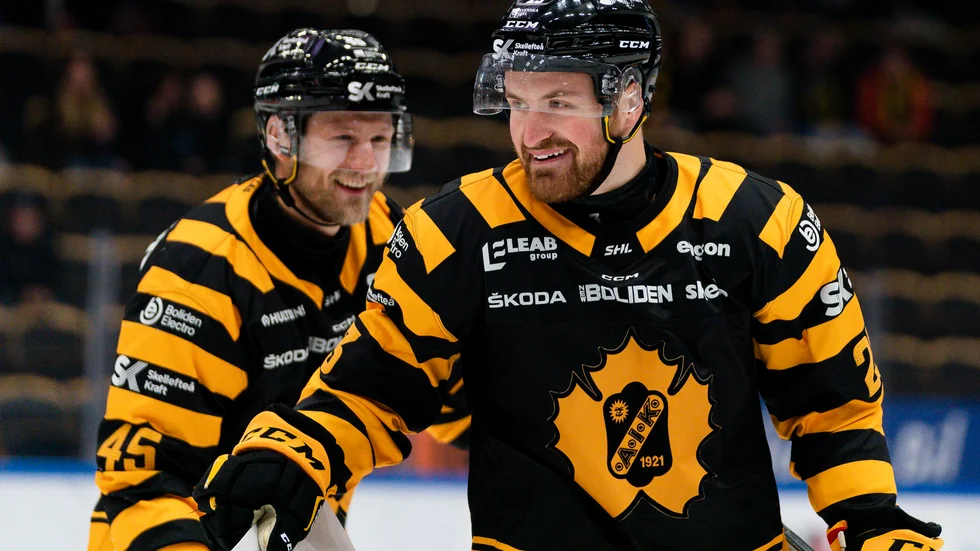 ”Jag ville fria här och väntade i två månader på att hon skulle komma hit”, berättar Adam Mascherin om sin förlovning.