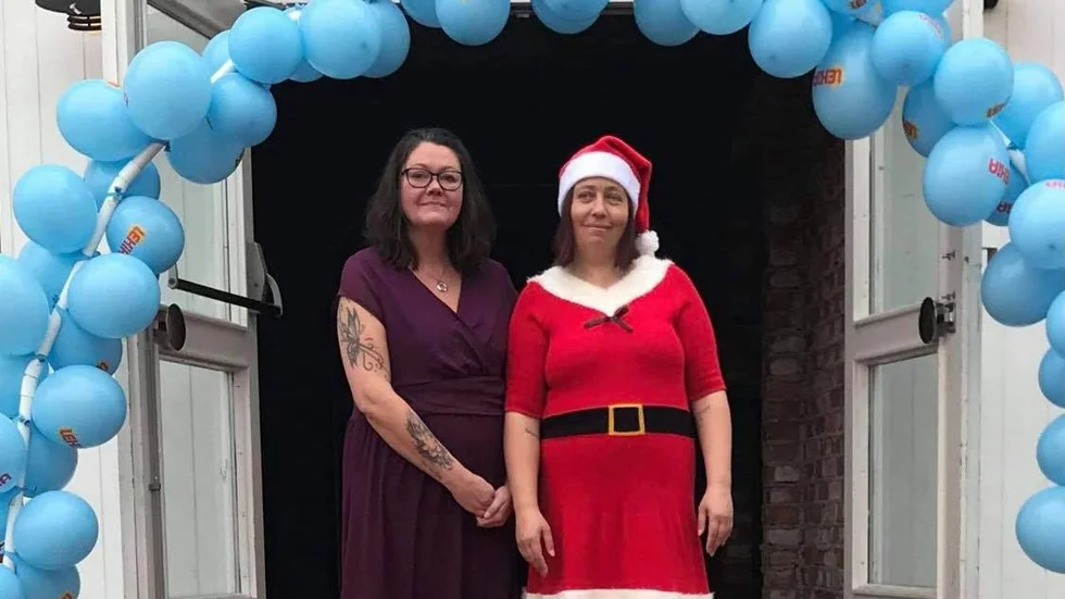 "Alla barn ska få uppleva julmagi med att tomten kommer med presenter." säger Carola Karlsson Göransson på bild med Ullis Hilmersson. Båda är engagerade i den ideella organisationen Carolas hjälpande hand.