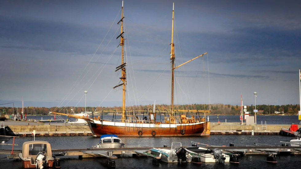Wetsera har nu flyttat till sin vinterplats invid Sjöräddningens brygga i Öregrunds hamn.