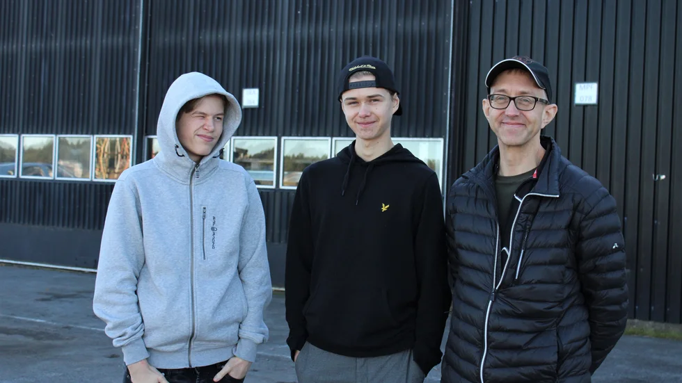 Hugo Frejd med Anton och Reine Arvidsson tyckte det var spännande att kliva ut bland alla lastbilar.