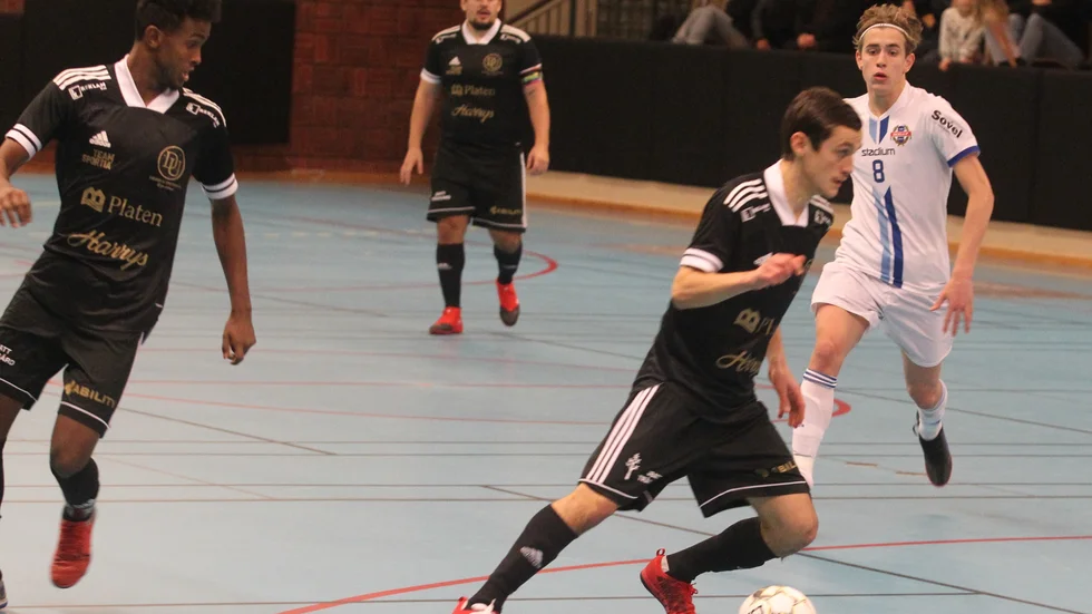 Dribbla Uniteds Besfort Kalludra, närmast, och Besart Kalludra i bakgrunden är båda avstängda i nästa match. Det kan bli fler matcher.