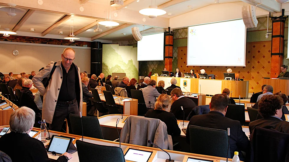 Ledamöterna i kommunfullmäktige samlades för första gången efter pandemin i Sessionssalen i Rosen på måndagen, efter att sedan våren 2020 haft digitala möten.