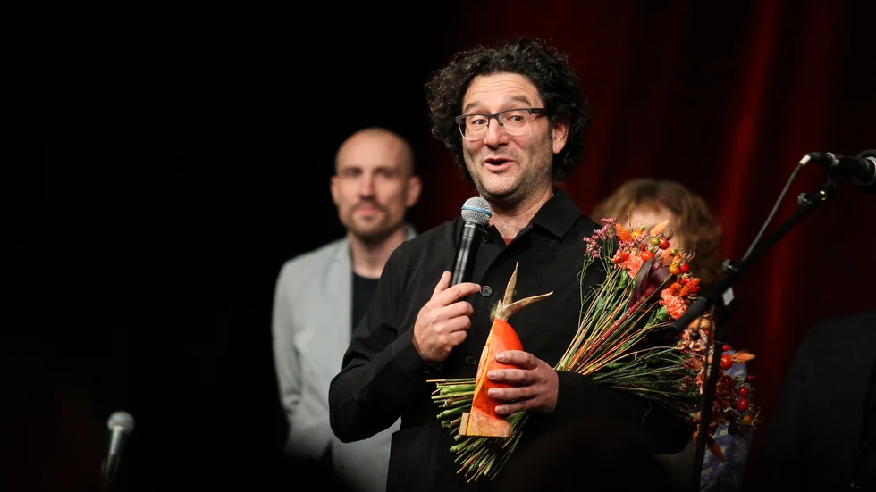 Ben Kersley, senaste mottagaren av Lasse Winnerbäcks nyponpris, har gått och blivit gangster.
