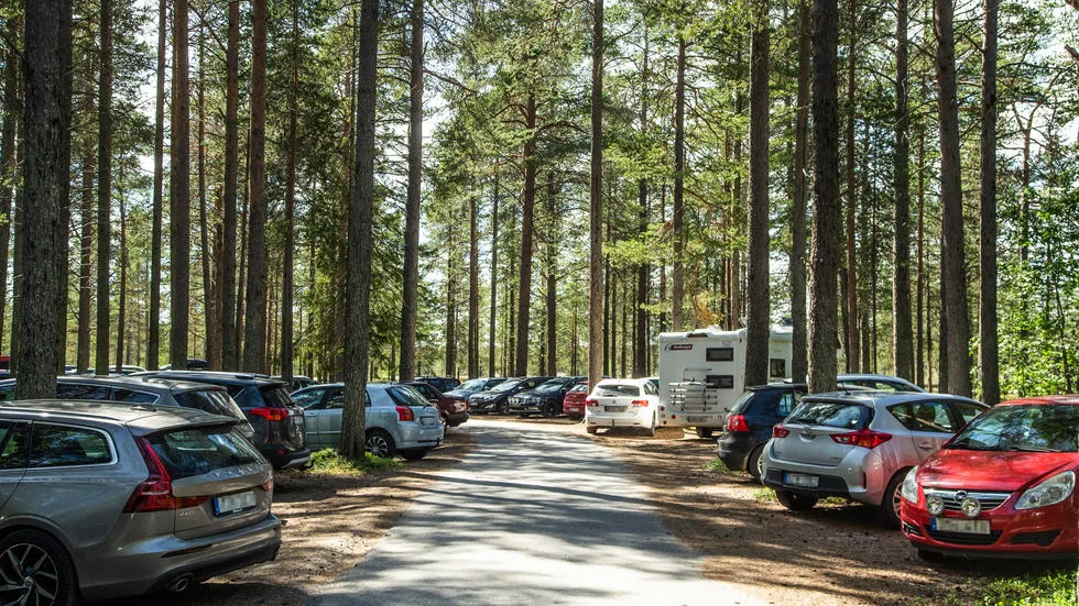 Ingen lösning på parkeringsproblemet på populära Gläntan i sommar. Det innebär att samtliga bilar på bilden riskerar en böteslapp. Särskilt om bilen bedöms hindra blåljus. (Arkivbild)