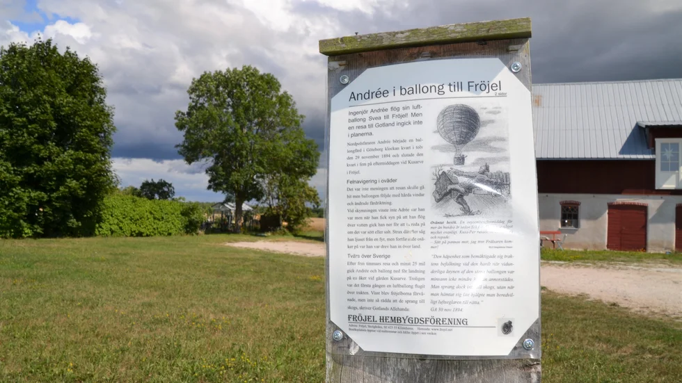 Informationsskylt som står vid Kusarve gård, Fröjel, där idag Formverket håller till. För informationen på skylten svarar Fröjels hembygdförening.