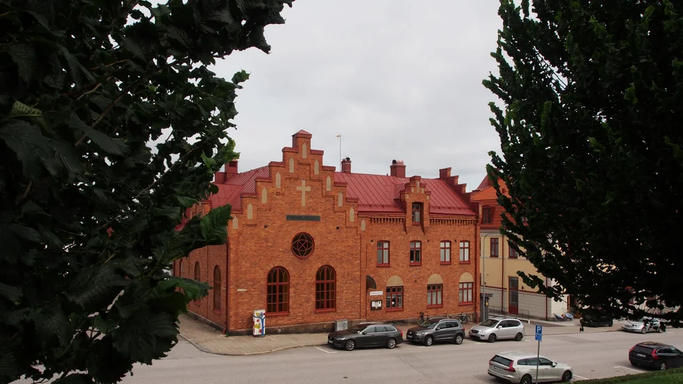 Församlingshemmet restet i samband med byggnationen av S:t Petri Kyrka i början av 1900-talet. Därför är det inte underligt att källarlokalen inte håller de mått som krävs ur en brandrisksynpunkt i dag, menar Annika Deltin.