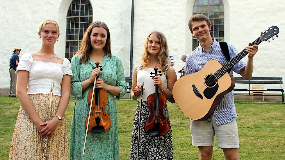 Sofia Larsson-Utas, Jönköping, Clara Eriksson, Motala, Alma Källström, Jönköping och Teodor Sundling, Stockholm, spelade sommarmusik i kyrkparken.