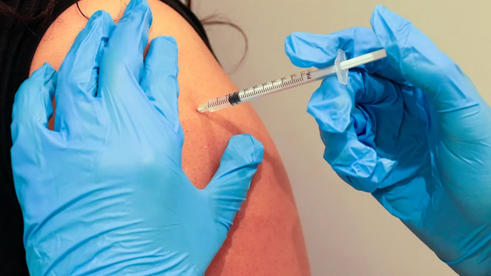 En kvinna får en dos vaccin mot covid-19 i Paris. Arkivbild.
