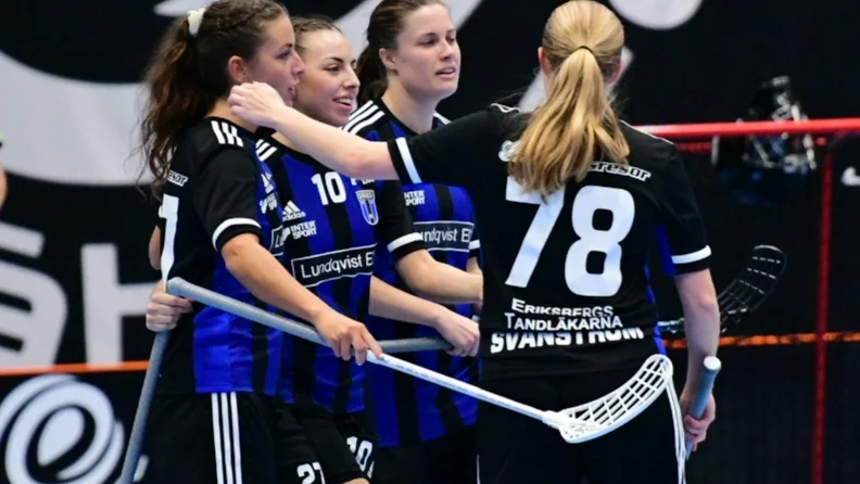 Sirius besegrade Gävle i Svenska Cupen och är klart för kvartsfinal. Här jublar några av spelarna efter ett av målen i lördagens match mot Täby.