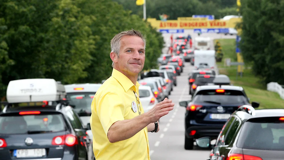 Trafikbelastningen är kännbar under högsäsongen i Astrid Lindgrens Värld. Här är vd Jocke Johansson ute och dirigerar i bilkön sommaren 2015. Nu bygger parken ut sitt boende rejält, men trafiken väntas inte öka i någon större omfattning.