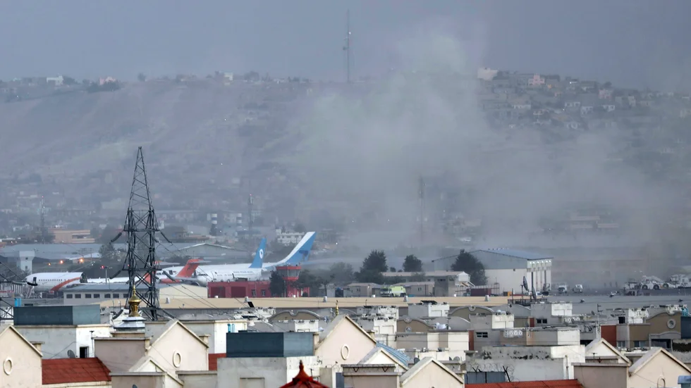Röken steg över Kabul efter bombdåden.