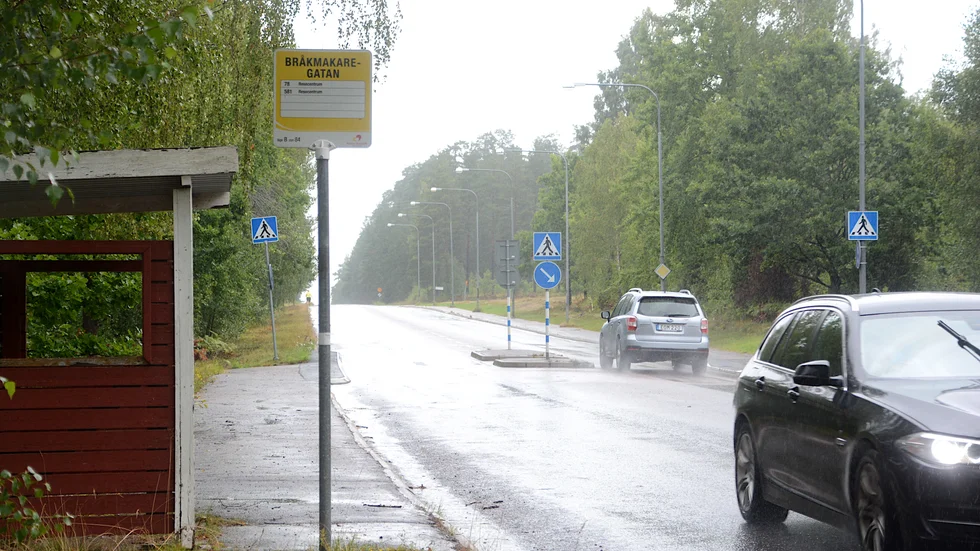 Här går det undan emellanåt. Kommunens hastighetsmätning från i maj visar att värsta fartsyndaren hade 158 km i timmen mellan refugen och Astrid Lindgrens gata och mer än varannan bilist kör fortare än de 50 kilometer som gäller bland annat förbi övergångsstället och busshållplatserna på norra delen av Prästgårdsgatan. 