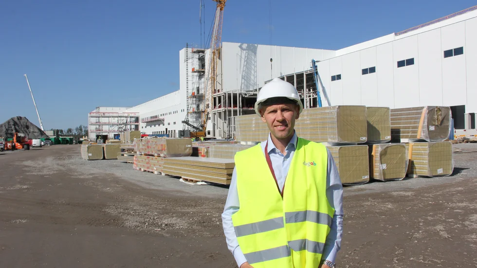 Mattias Åhlin platschef på Dagabs logistikcenter i Bålsta visade runt i det som ska bli norra Europas största högautomatiserade livsmedelslager. 1000 personer kommer att arbeta här.