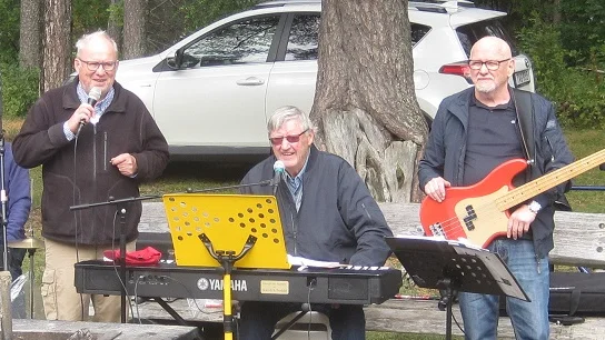 Åkerbärets musikanter Åke Paavola, Anders Gunnarsson, K-G Aasa och Ola Rönnbäck stod för musikunderhållningen under friluftsdagen på Gultzaudden.
