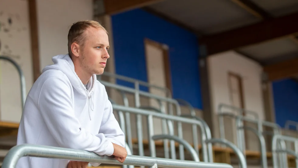 Alex Höög blickar ut mot sin nya hemmais. Där har han spelat tusentals gånger tidigare, när han var ungdomsspelare i IFK Motala. 