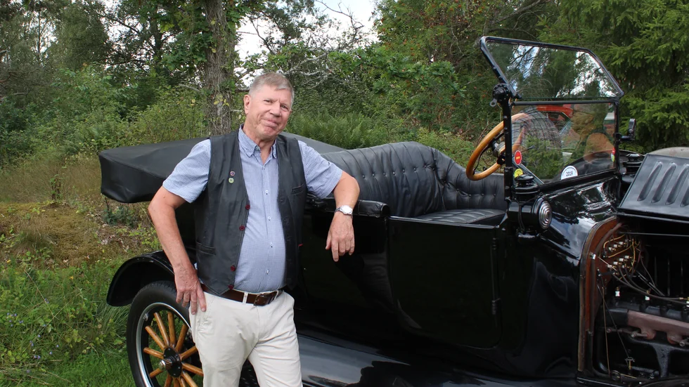 Gunnar Erlandsson bredvid sin T-Ford Touring från 1919.