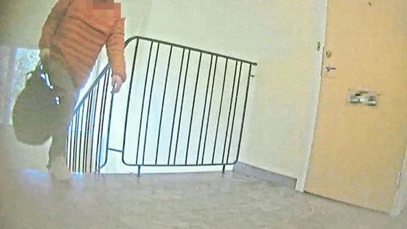 Kameran fångade hur personer gick in och ut ur lägenheten.