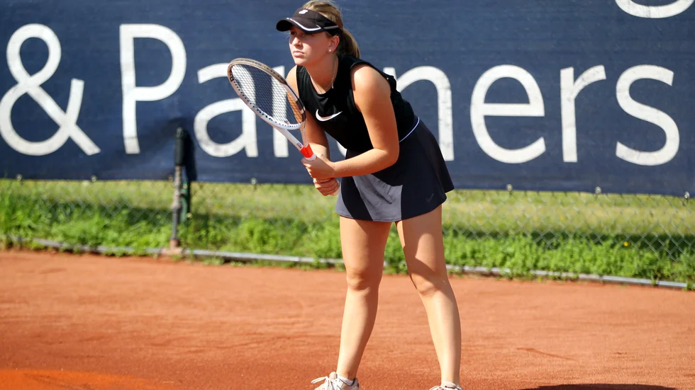 Tennistalangen Molly Carlberg är för närvarande tillbaka i Norrköping och spelar Holmen Paper Cup. 