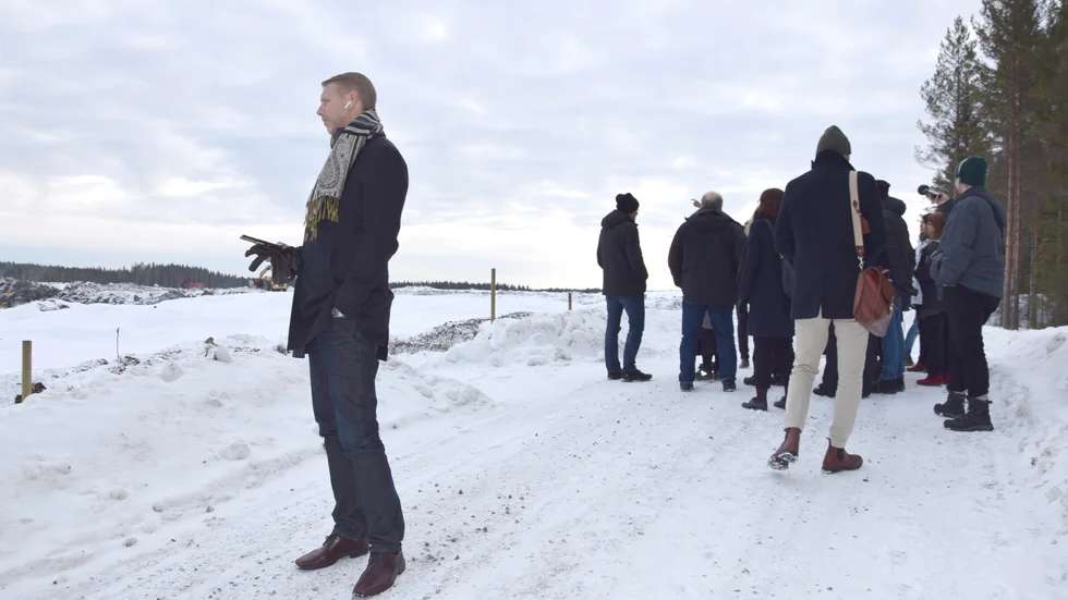 Northvolts vd Peter Carlsson, närmast ,är på väg upp till utkiksplatsen som populärt fått namnet Tvivlarnas kulle i samband med förhandlingen i mark- och miljödomstolen den 19 februari 2019.