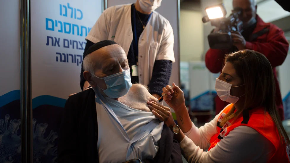 Joseph Zalman Kleinman, överlevare från Förintelsen, är en av de israeler som vaccinerades mot covid-19 i januari. Nu erbjuder Israel en tredje dos till personer över 60 år som fick den andra dosen för minst fem månader sedan. Arkivbild