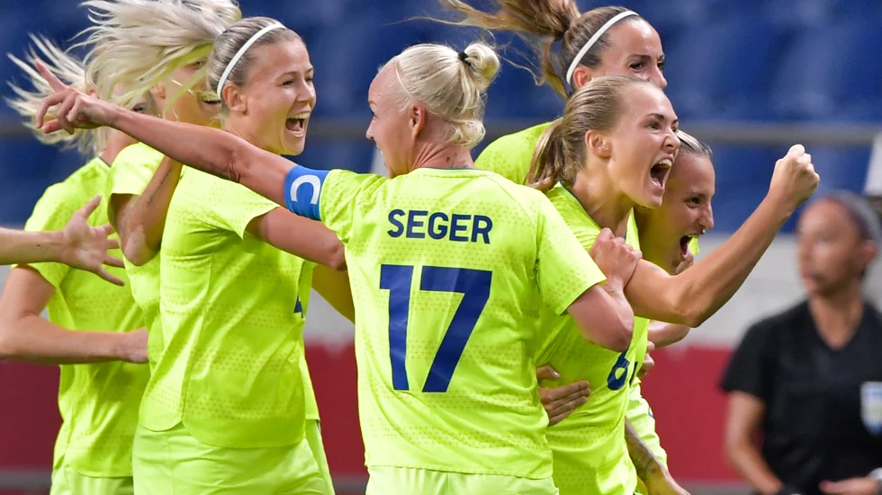 Seger står det på tröjan, seger blev det också i matchen. Sverige är klart för OS-semifinal i fotboll efter kvartsfinalseger mot Japan.